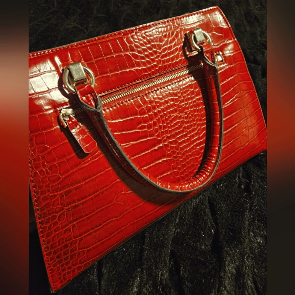 GUESS PURSE - Picture 2 of 3